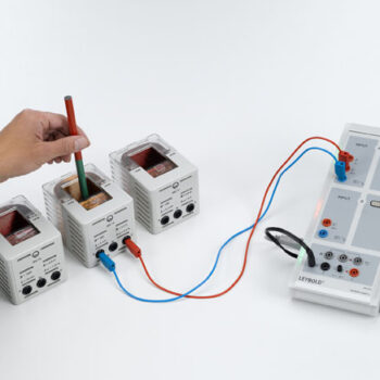 Generarea unui varf de tensiune intr-o bucla de conductor cu un magnet permanent in miscare