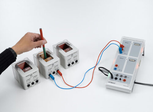 Generarea unui varf de tensiune intr-o bucla de conductor cu un magnet permanent in miscare