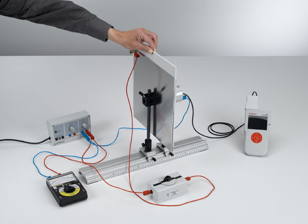 Masurarea_intensitatii_campului_electric_In_interiorul_unui_condensator_cu_placi_In_functie_de_dielectrici